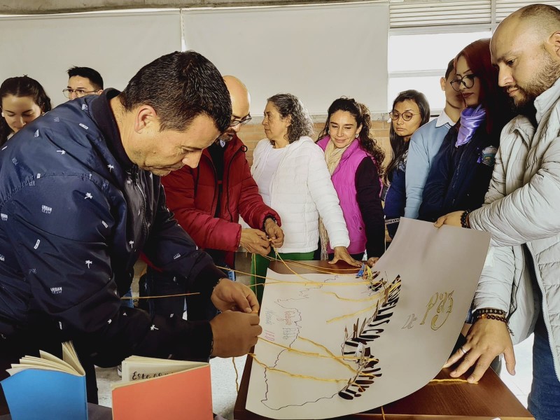 Docente tejiendo simbólicamente la red de paz