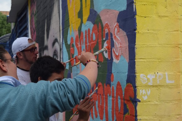 Estudiante Dibujando Mural