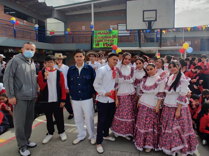 Estudiantes y Docente del Colegio Atahualpa vestidos con trajes típicos de Colombia