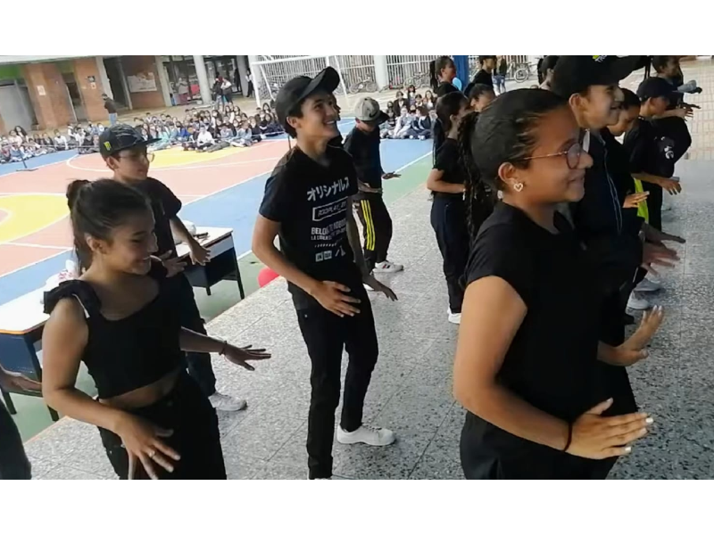 Estudiantes del Colegio Pablo Neruda preparándose para bailar música urbana