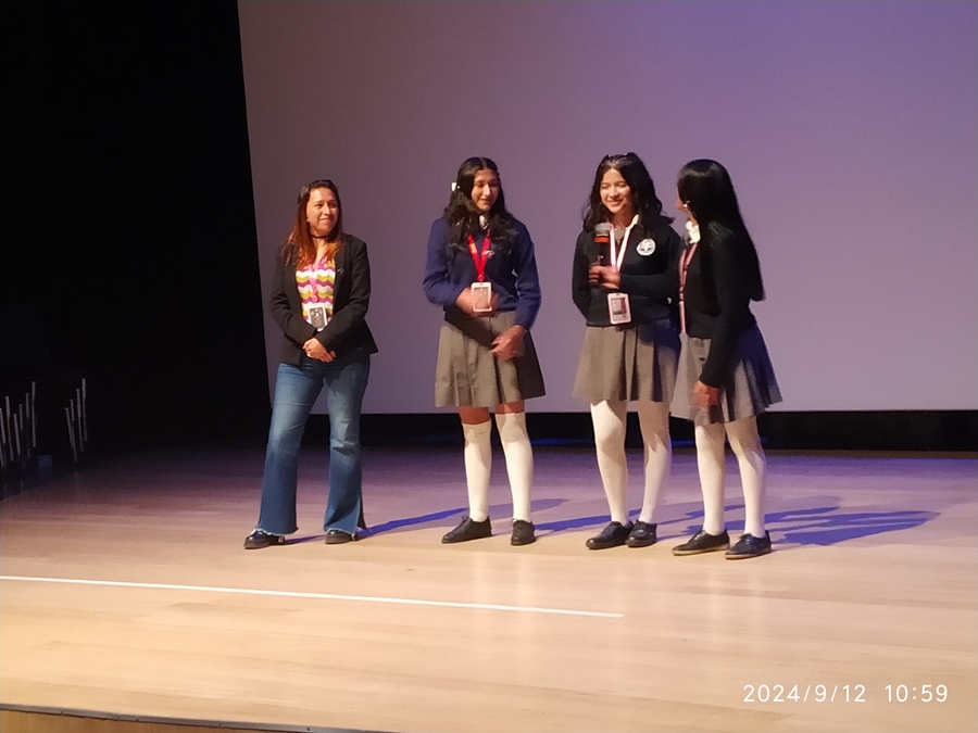 Estudiantes y docente líder del proyecto del Colegio Escuela Nacional de Comercio