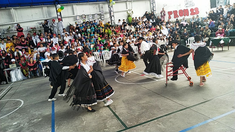 Jóvenes de Básica Secundaria danzando