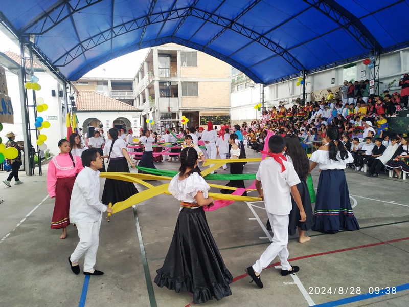 Jóvenes de Básica Secundaria danzando