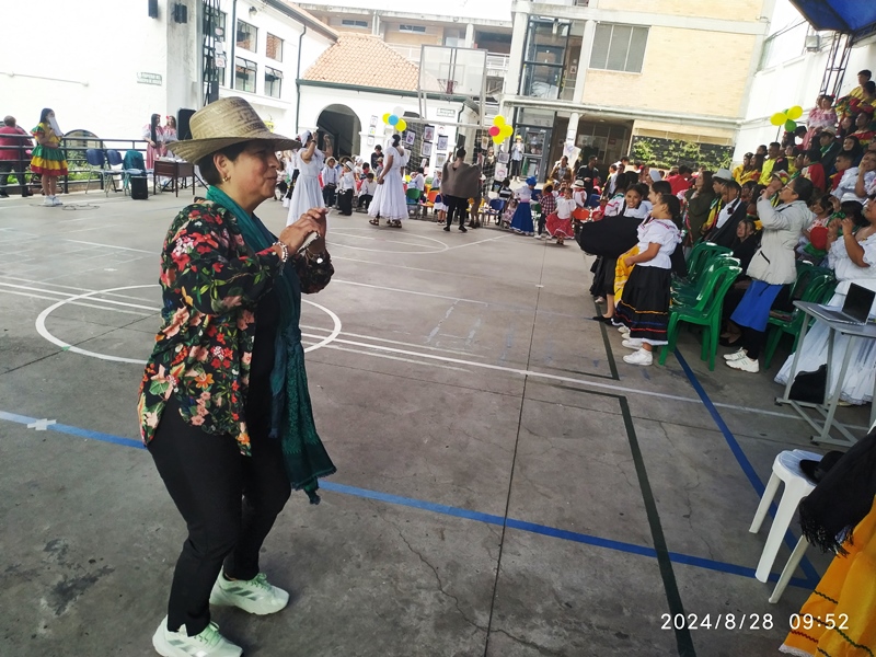 Directiva y docentes animando el Festival