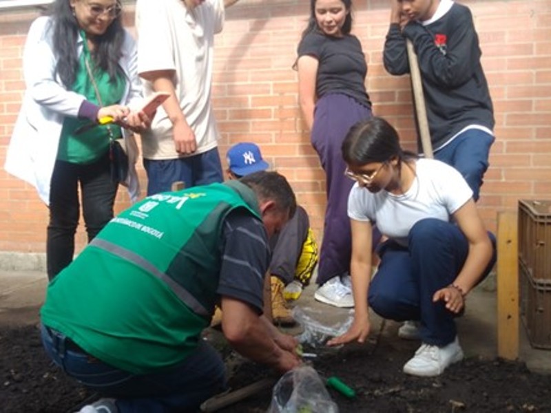 Sembrando en la huerta