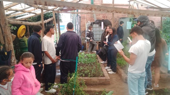 Comunidad interactuando en la huerta