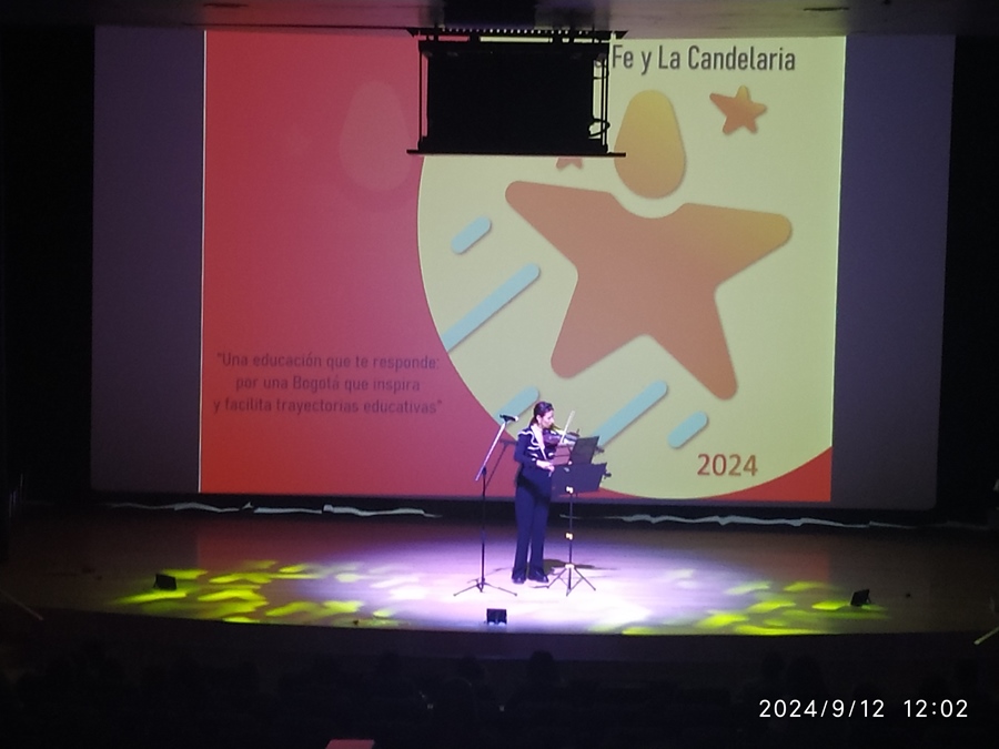 Intervención Musical de egresada del coleio Policarpa Salavarrieta IED