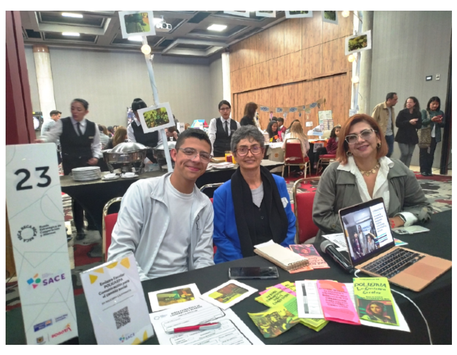 Stand del colegio Policarpa Salavarrieta IED en la RECA