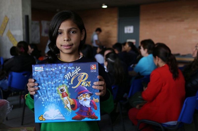 Niña con un juguete didáctico