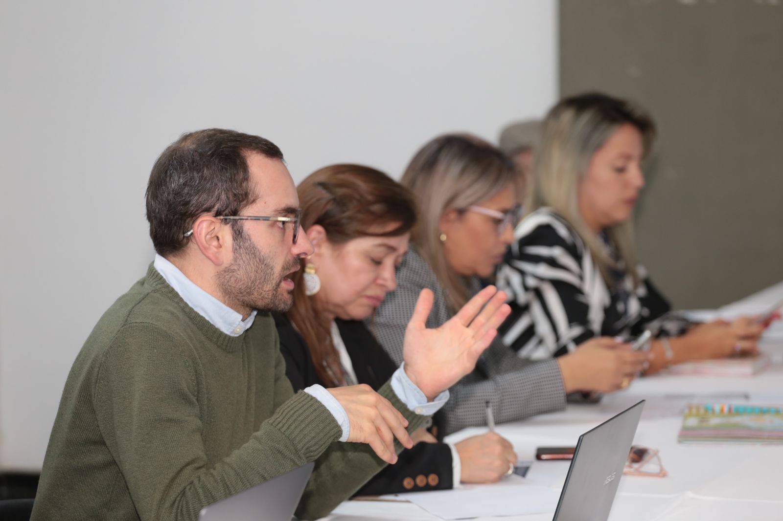 personas en mesa de trabajo