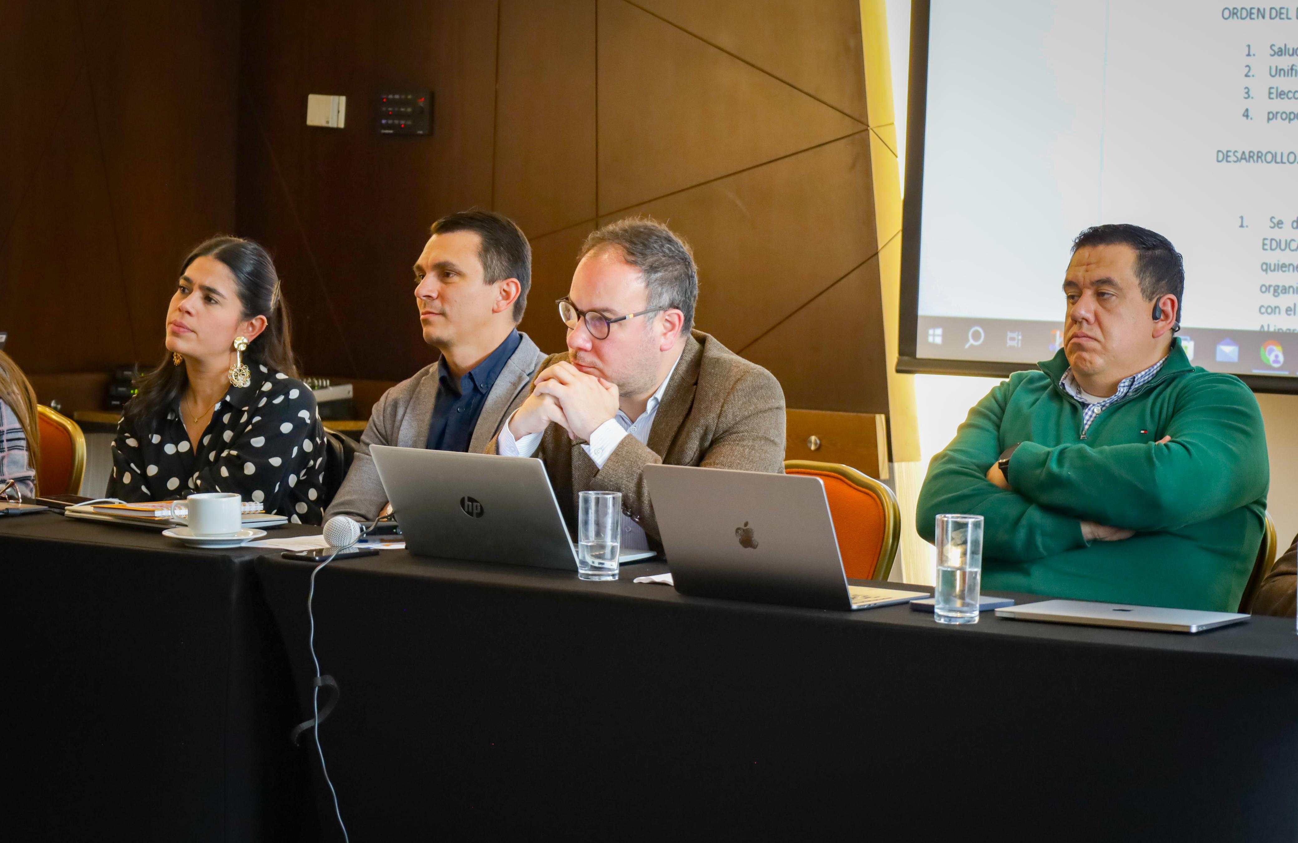 Mesa de negociación con sindicatos