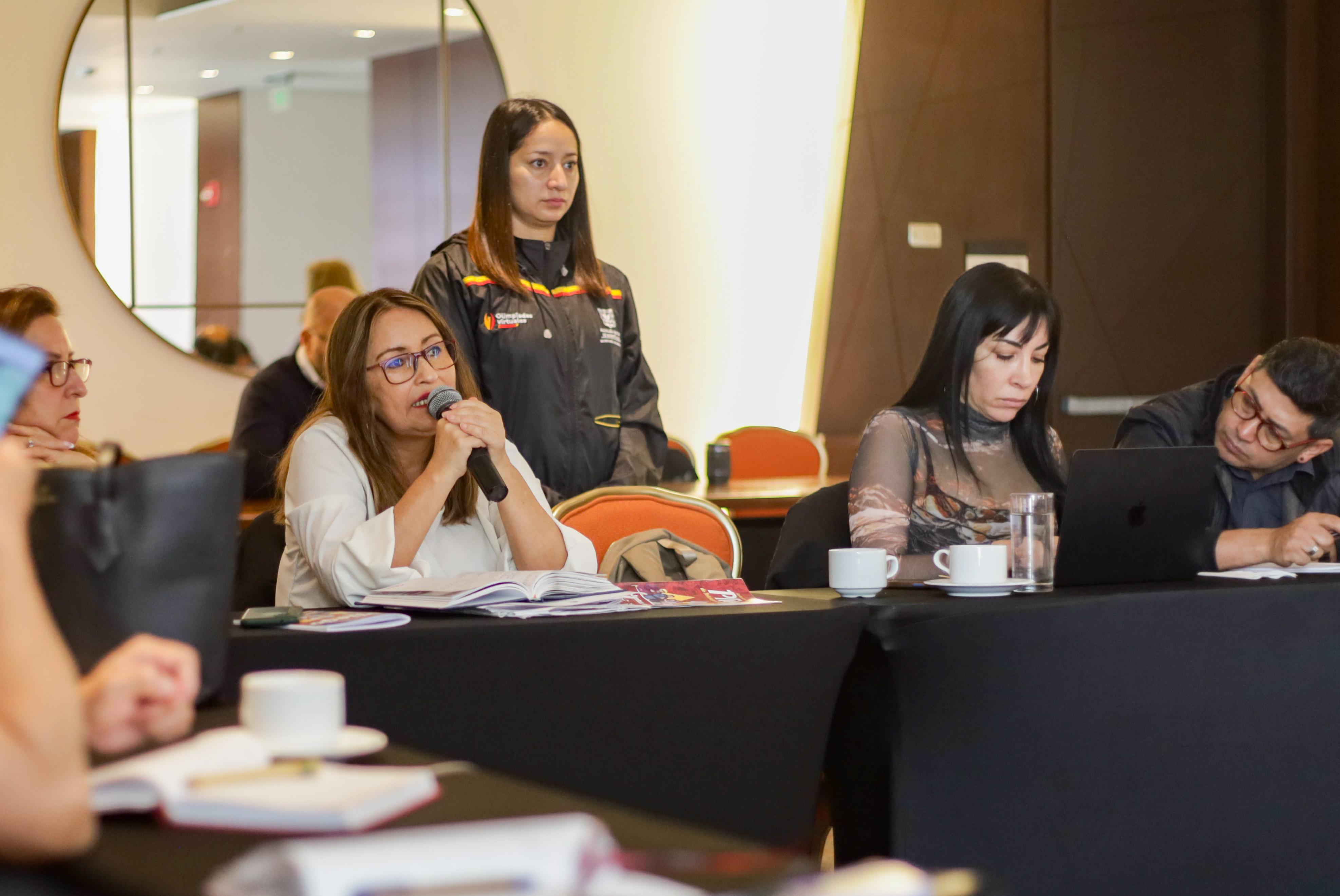 Mesa de negociación con sindicatos