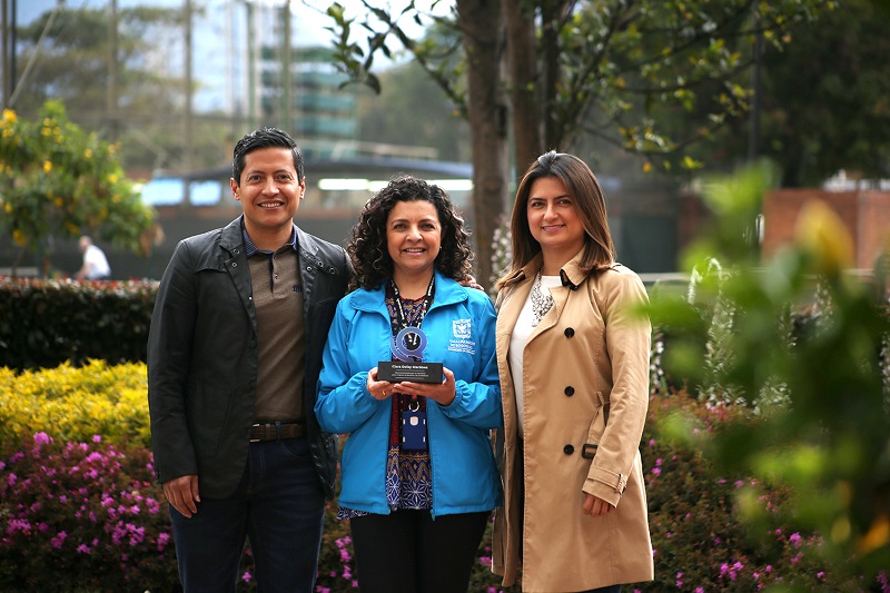 Ganadora junto con dos funcionarios