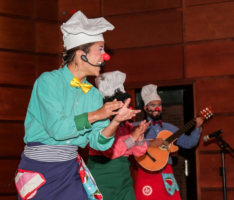 Una persona disfrazada de payaso