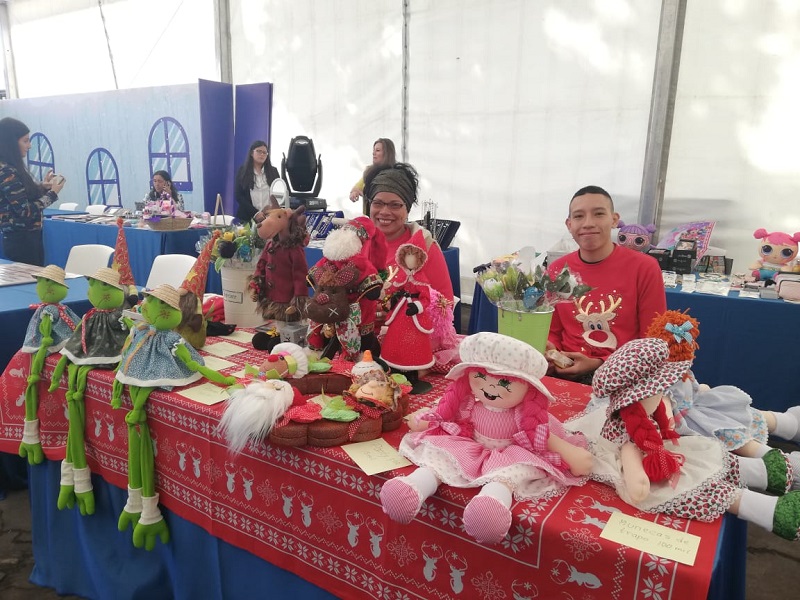 Personas con adornos navideños