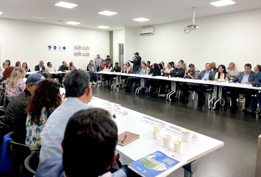 reunión general entre organizaciones sindicales y directios de la SED 