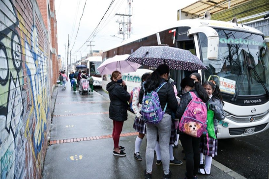 Más de 32 mil estudiantes de colegios oficiales ya son beneficiarios de las  estrategias de movilidad escolar en Bogotá | Secretaría de Educación del  Distrito