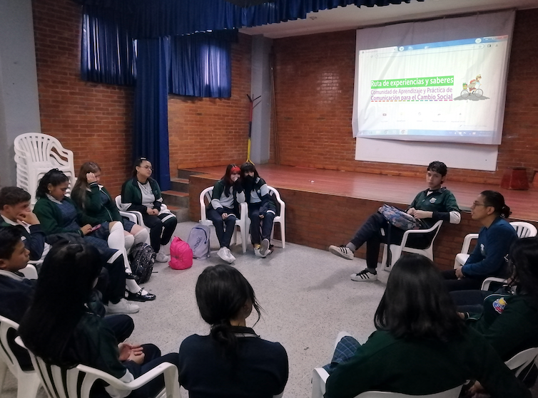 Estudiantes lideresas en comunicación del colegio Veinte de Julio reactivan emisora escolar