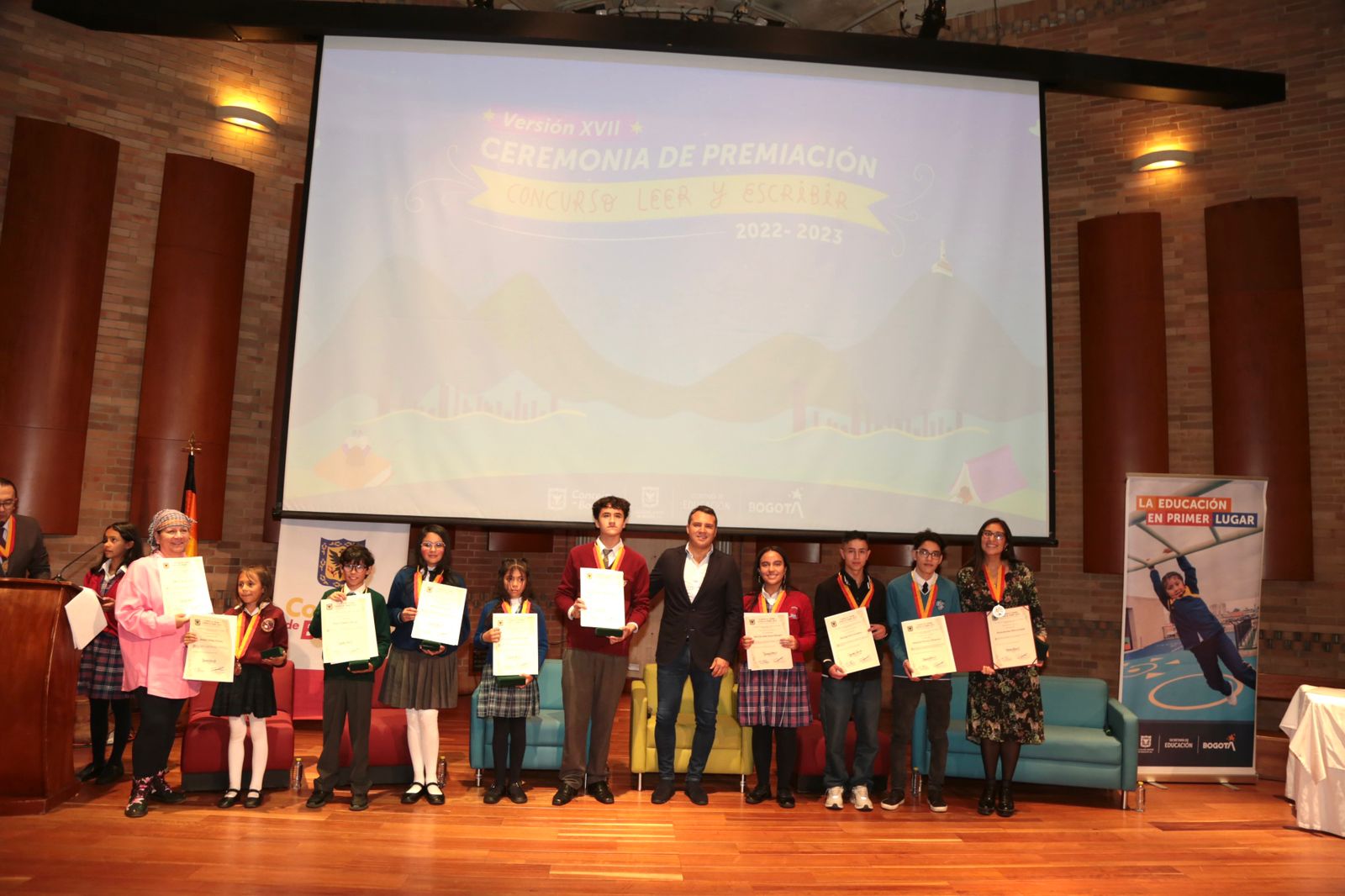 El informe de la Comisión de la Verdad fue el protagonista en la gala del concurso que premia a los mejores estudiantes y profes escritores