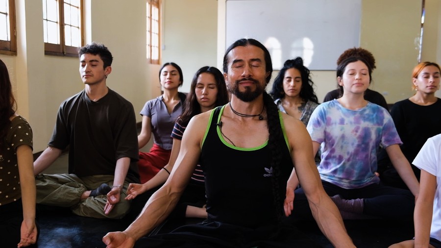 Alexander Rubio en clase de yoga 