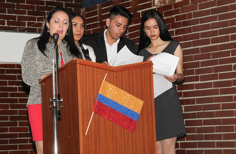 Directora local dando la bienvenida