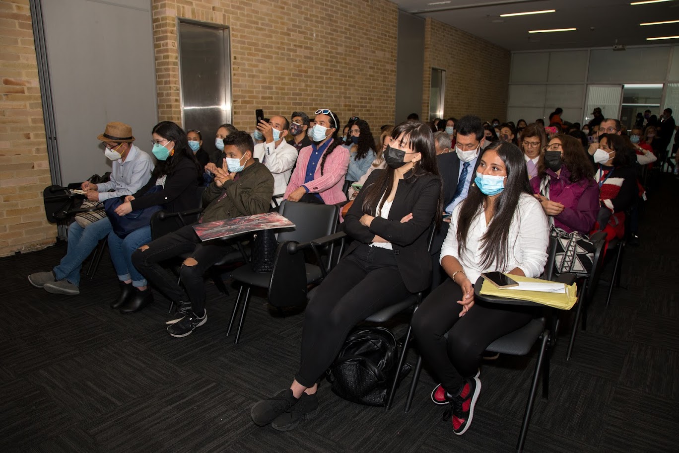 Asistentes en un auditorio de la Feria del Libro de Bogotá 2022