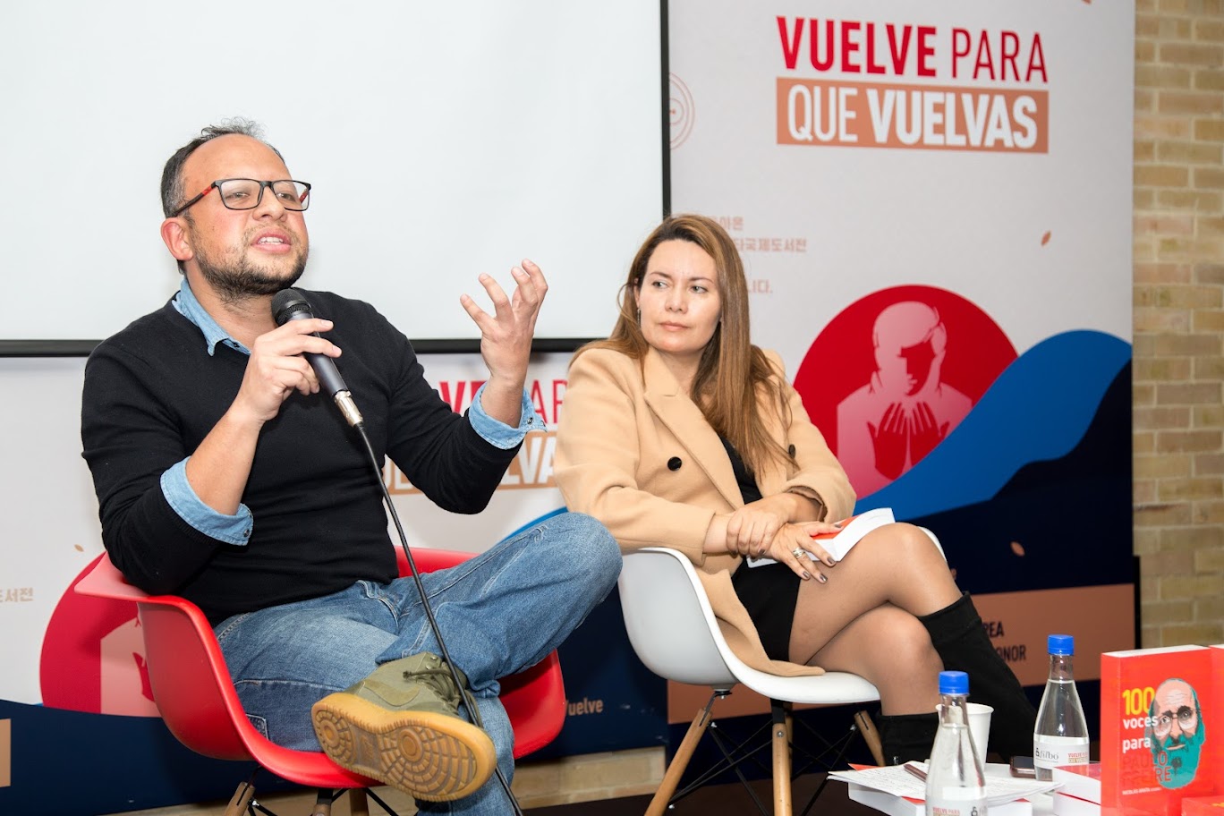 Docentes exponiendo sus puntos de vista