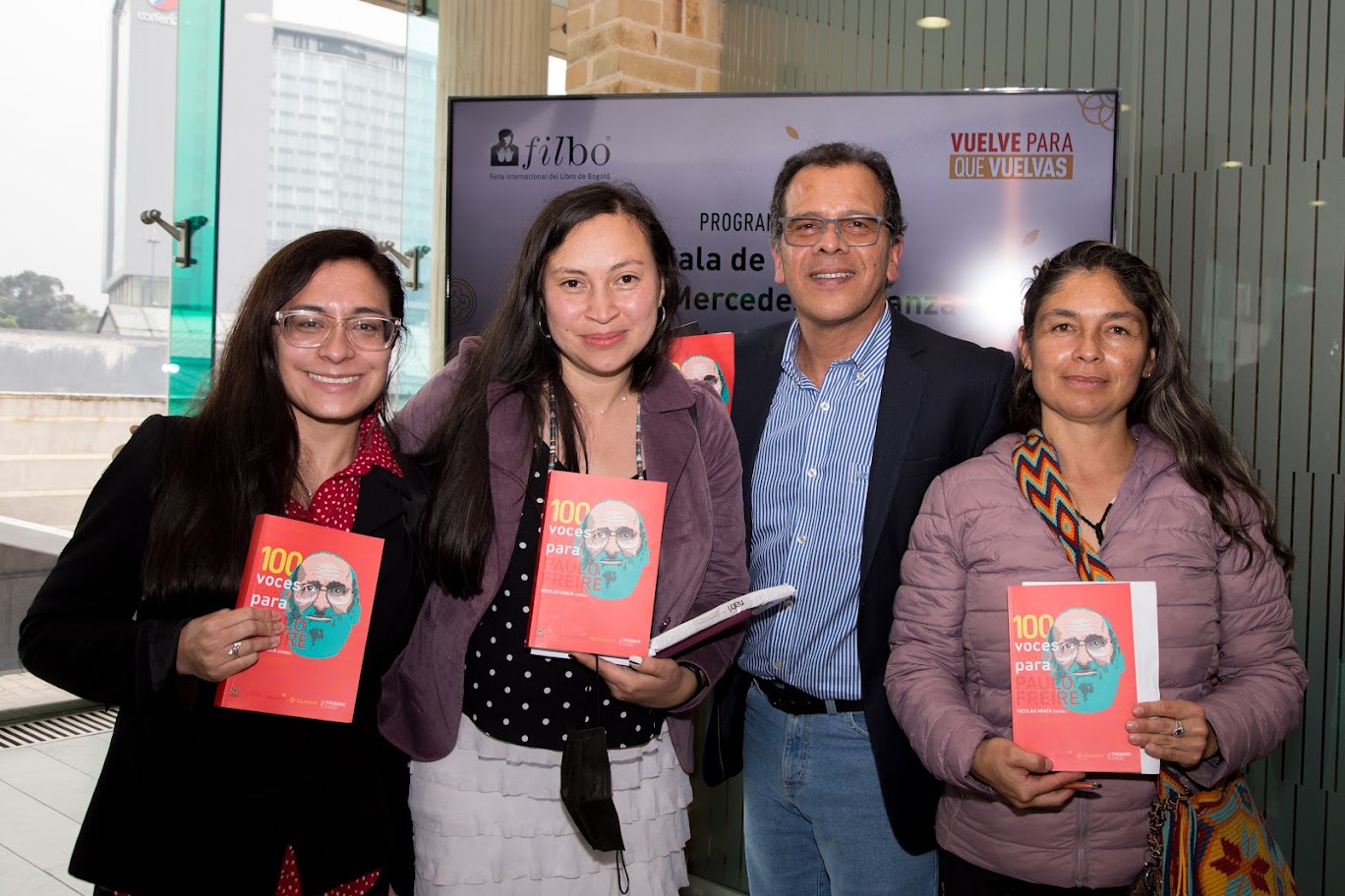 Docentes con el libro ‘100 voces y una carta para Paulo Freire’ en sus manos