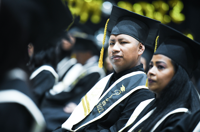 Estudiante graduandose