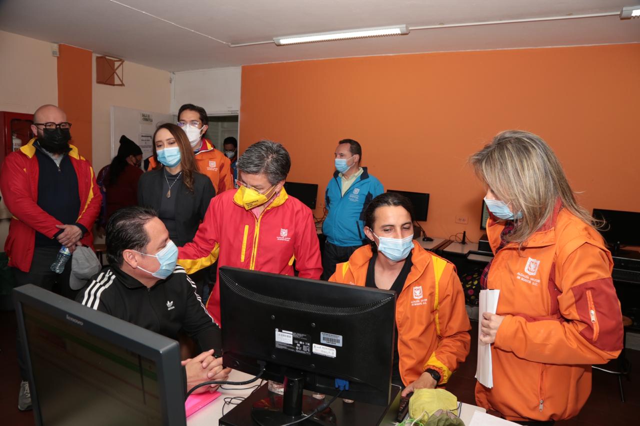 EDNA BONILLA SEBA, TRABAJANDO.