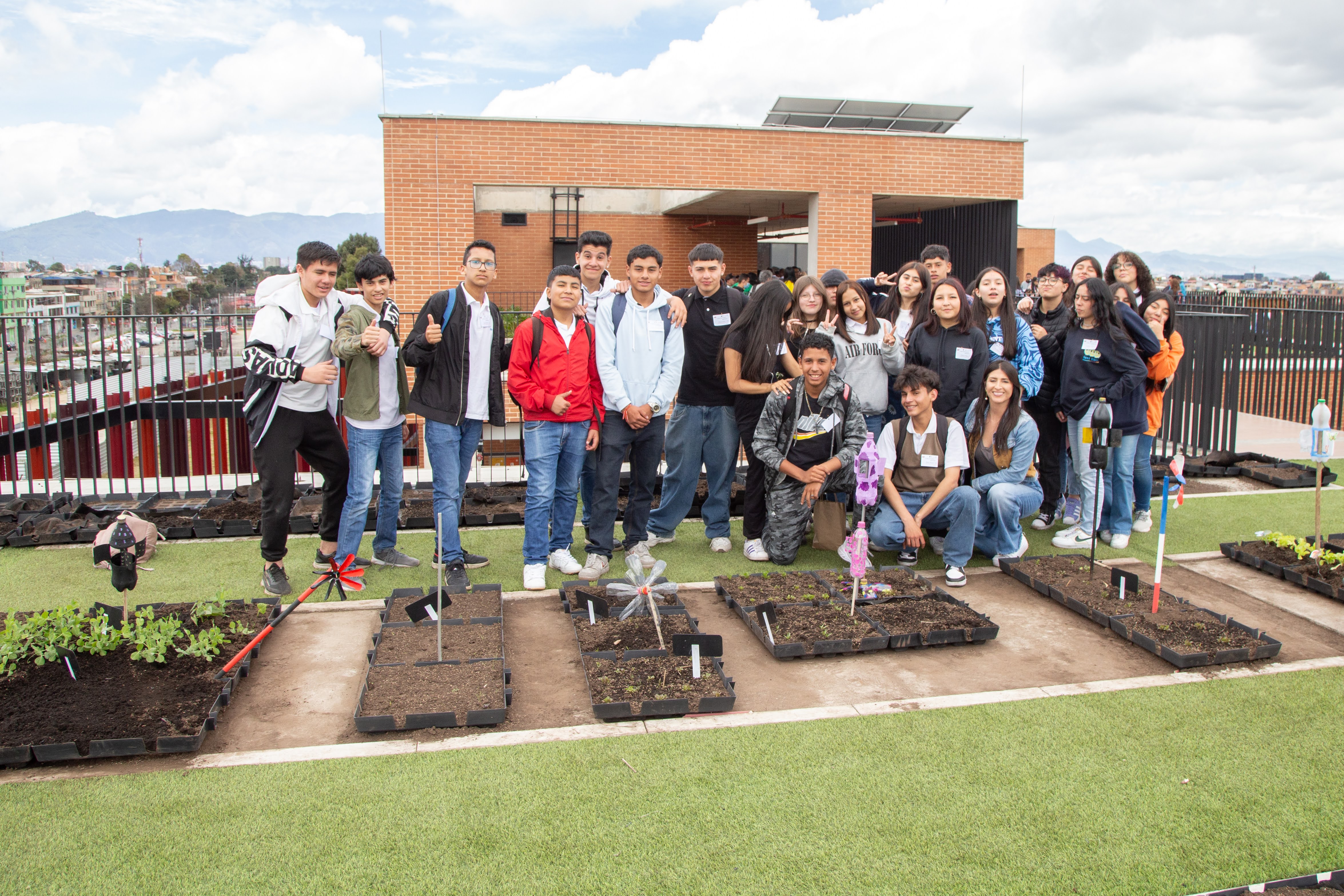 Más de 3.000 estudiantes de colegios oficiales se han beneficiado con el programa de Huertas Escolares de la Secretaría de Educación del Distrito