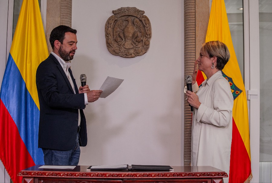 Alcalde Carlos Fernando Galán toma juramento a secretaria de Educación, Isabel Segovia
