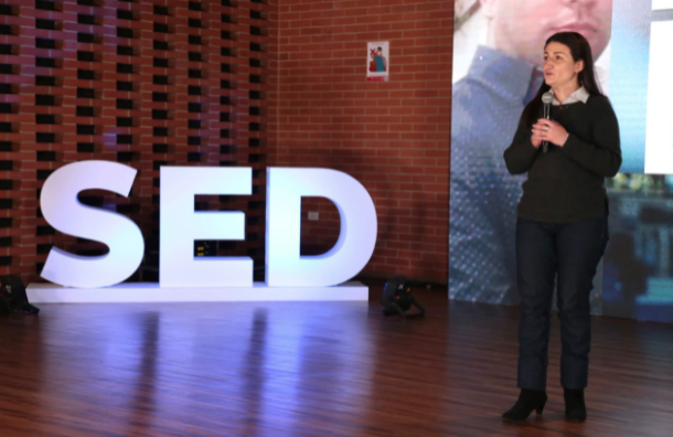 Persona hablando en Charla SED