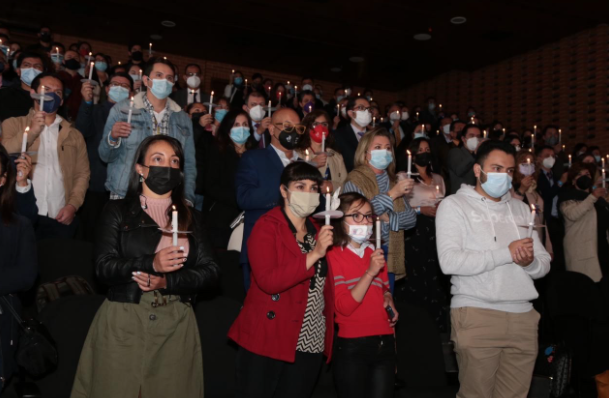 Persona hablando en Charla SED