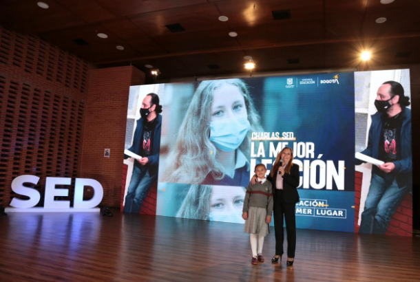 Persona hablando en Charla SED