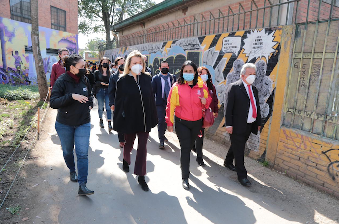 EDNA BONILLA SEBA, TRABAJANDO.