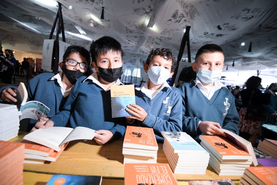 Esudiantes en la FilBO