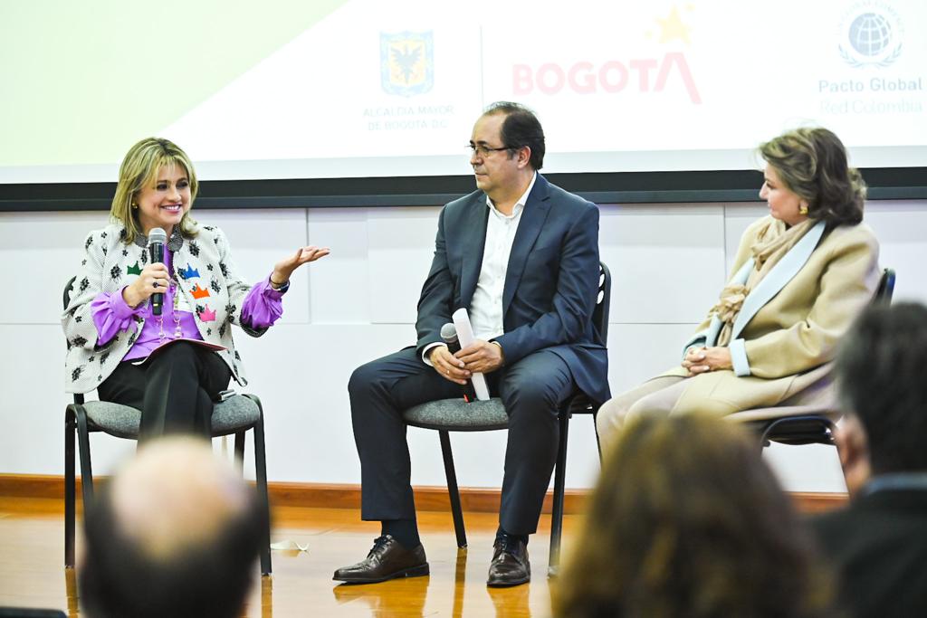 Edna Bonilla Seba, trabajando