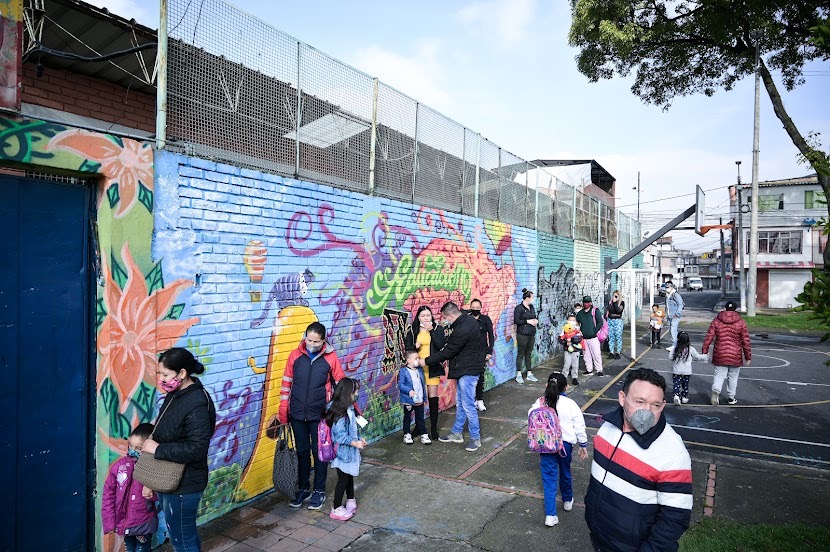 Niños en el regreso a clases al colegio