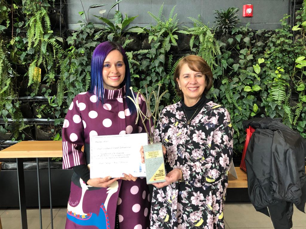 Sindey Carolina Bernal del colegio Enrique Olaya Herrera, la mejor profesora de Iberoamérica
