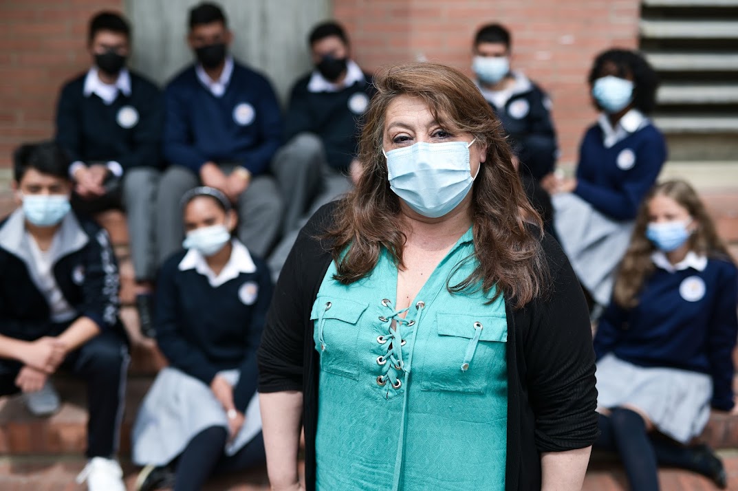 Profesora y estudiantes colegio cultura popular