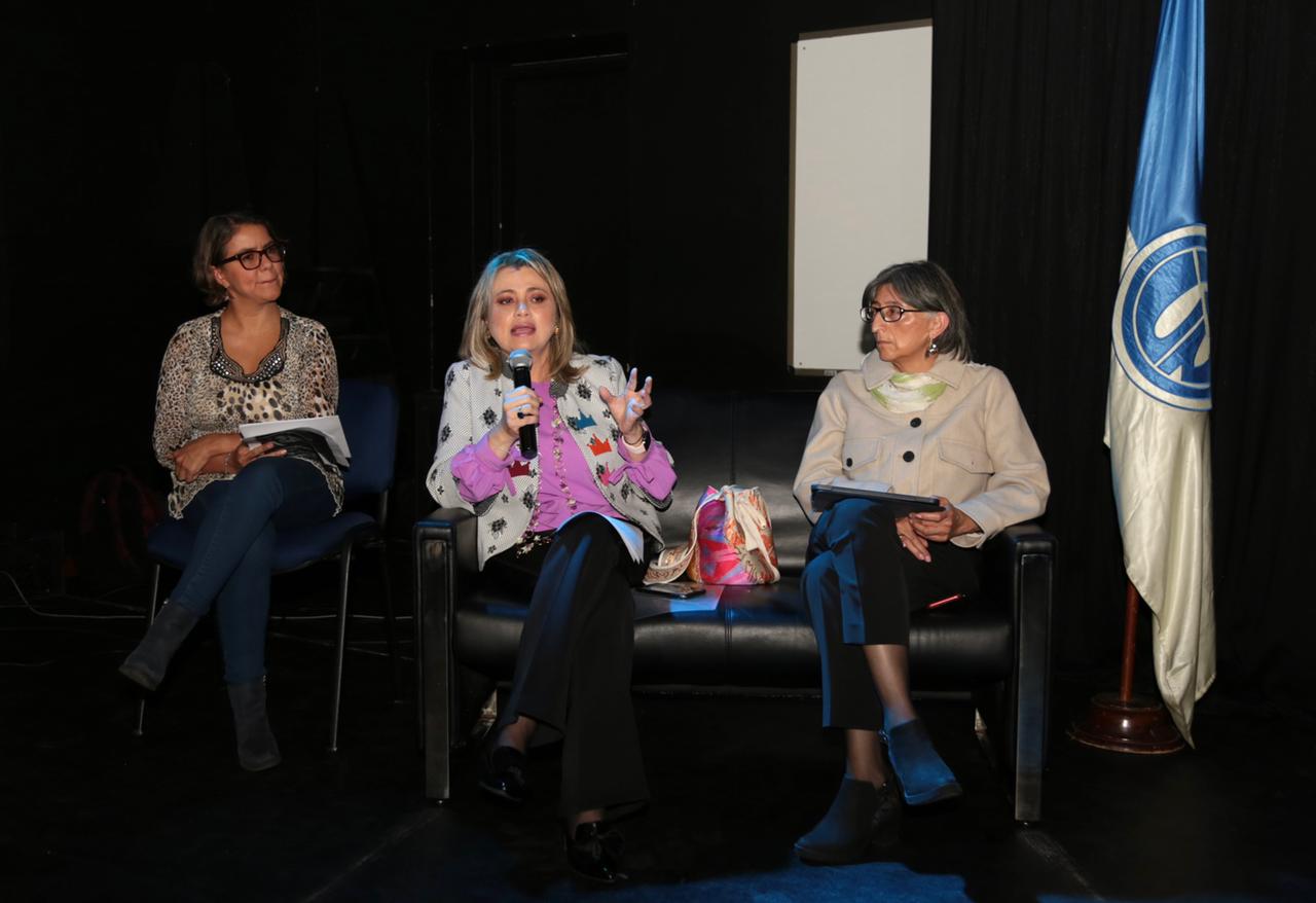 Edna Bonilla Seba, trabajando