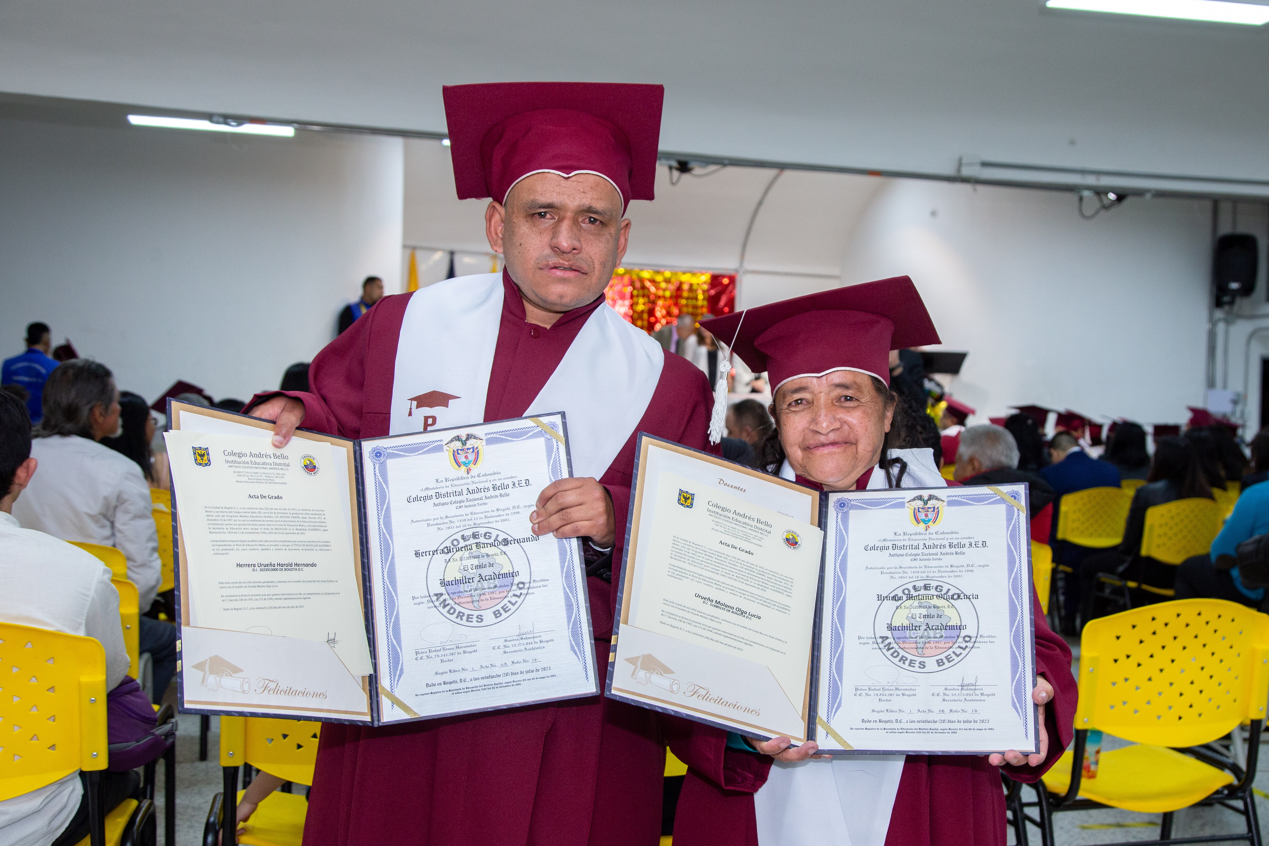 Conozca la historia de Olga Lucía: a los 58 años se graduó de bachiller con su hijo gracias a las estrategias educativas flexibles
