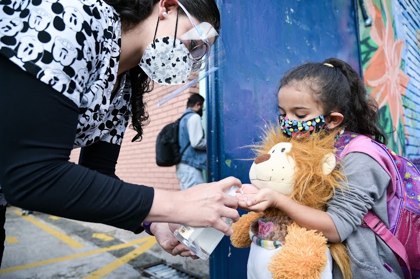 Niña en el regreso a clases al colegio