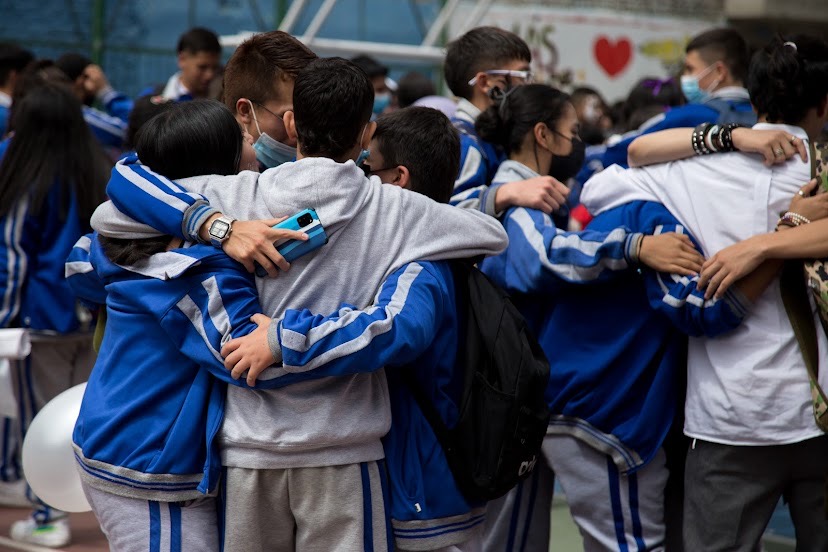 Estudiantes abrazándose