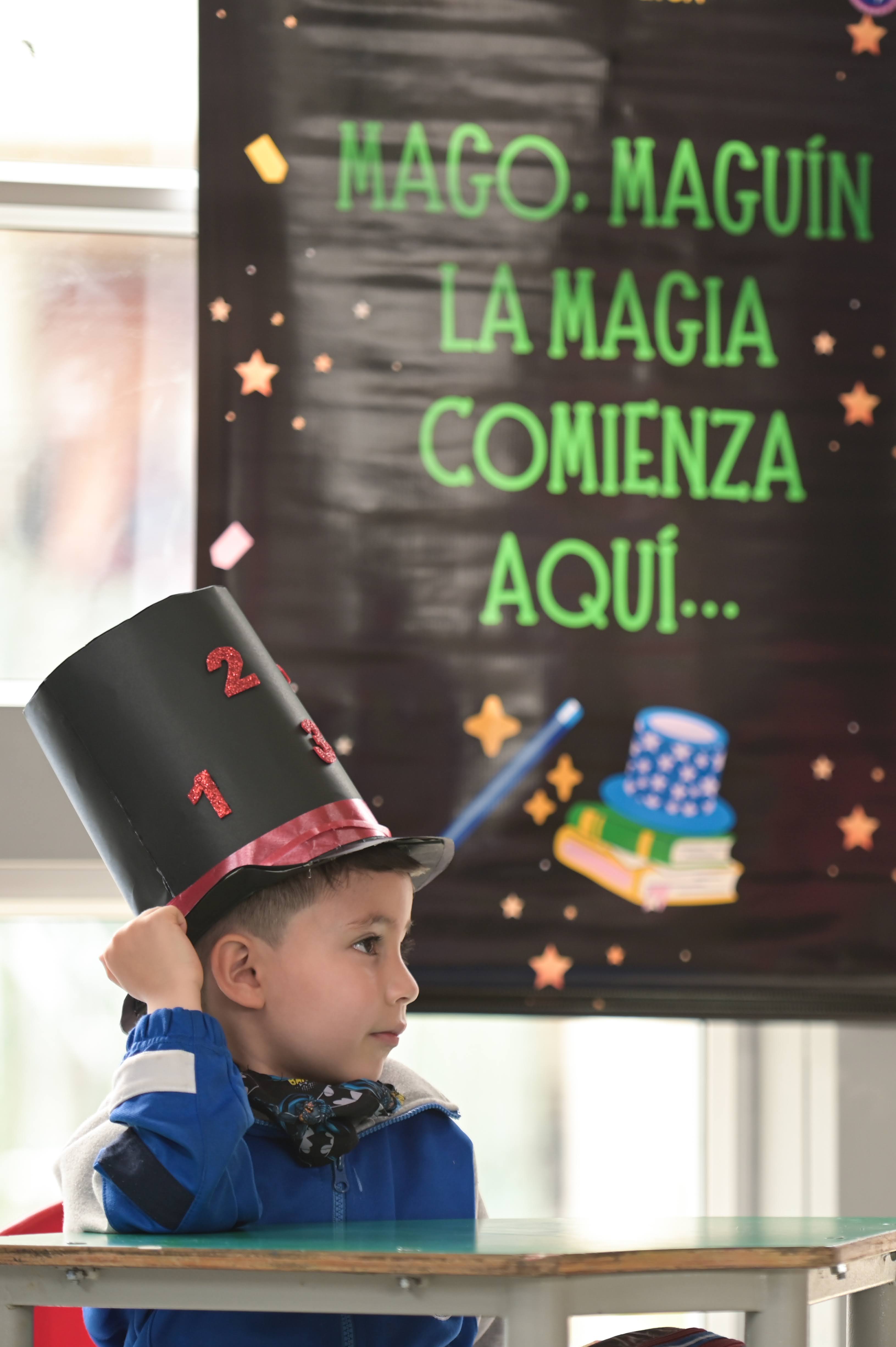 Estudiante con sombrero de mago