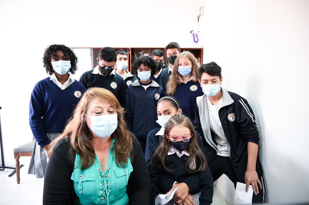 Profesora y estudiantes colegio cultura popular