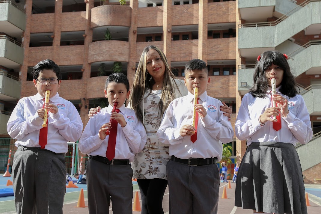 La historia del colegio que sana heridas y promueve la reconciliación con la flauta