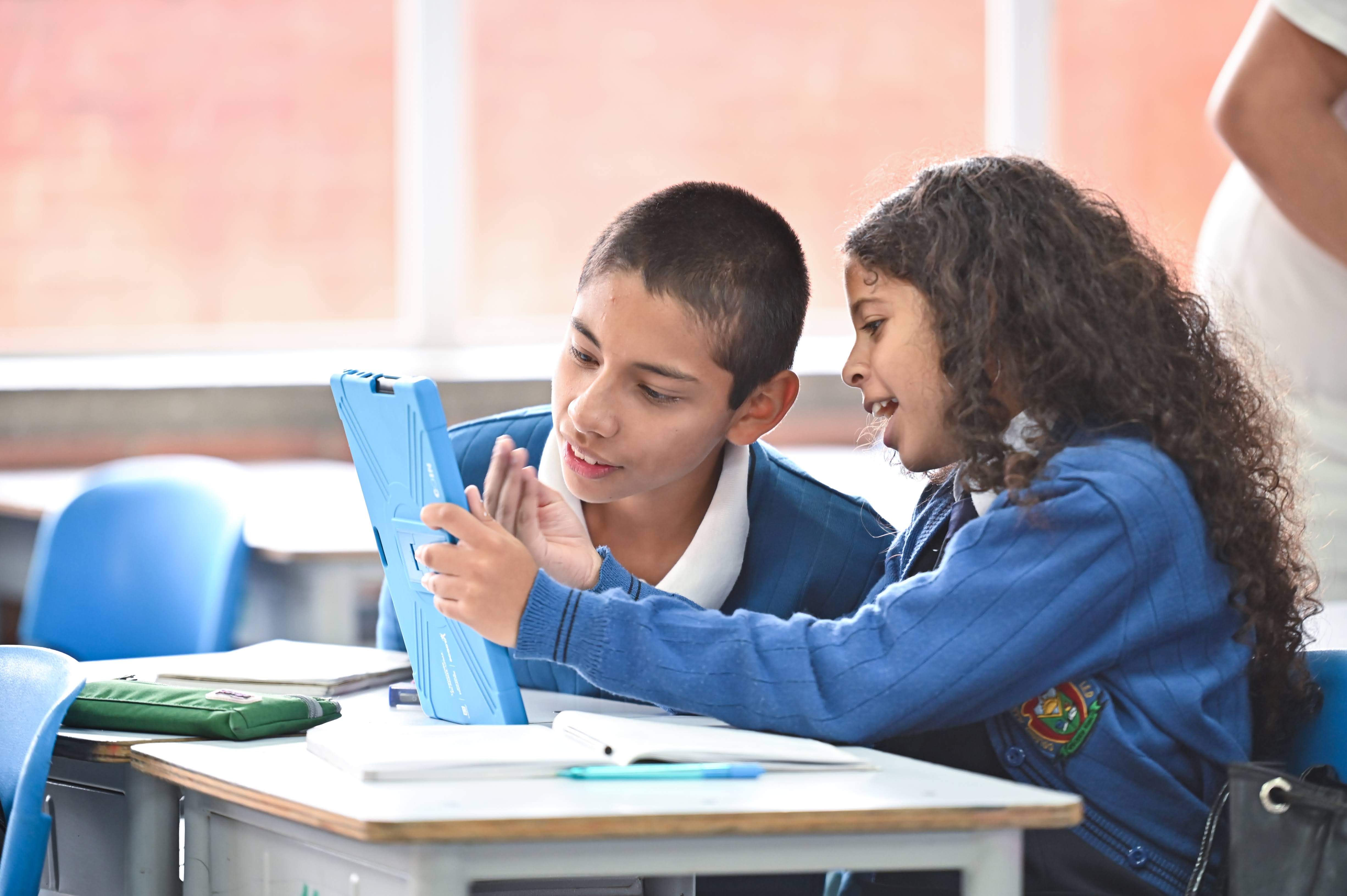 ¡Bogotá continúa con el cierre de la brecha tecnológica!: ya empezó la entrega de otros 22 mil dispositivos tecnológicos a estudiantes vulnerables