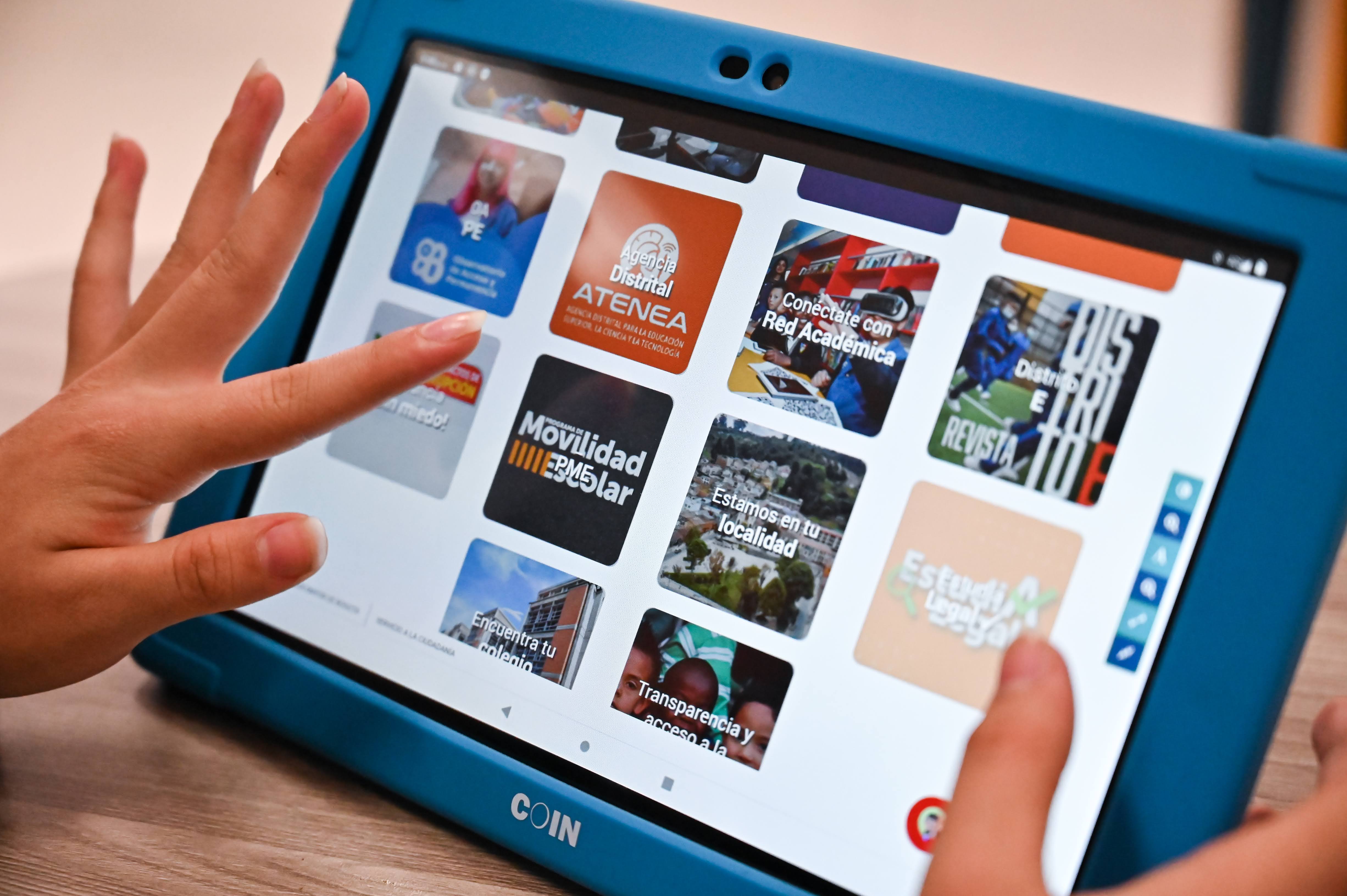 ¡Bogotá continúa con el cierre de la brecha tecnológica!: ya empezó la entrega de otros 22 mil dispositivos tecnológicos a estudiantes vulnerables